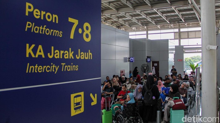 Sejumlah penumpang menanti kereta api di ruang tunggu Stasiun Jatinegara, Jakarta Timur, Jumat (1/5/2026). Total 12 KA jarak jauh berakhir sementara.