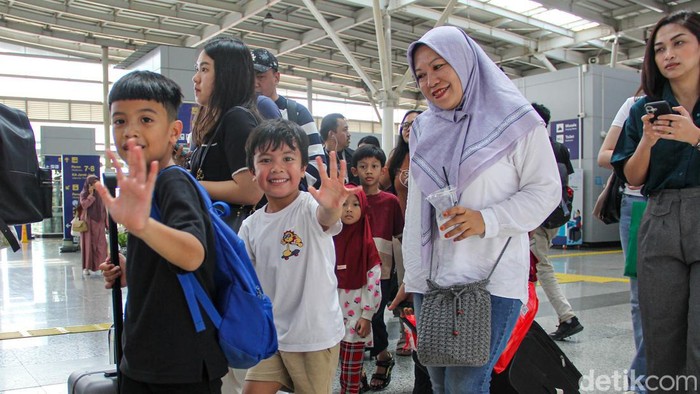May Day, 12 Kereta Api Jarak Jauh Berhenti di Stasiun Jatinegara Sejumlah penumpang menanti kereta api di ruang tunggu Stasiun Jatinegara, Jakarta Timur, Jumat (1/5/2026). Total 12 KA jarak jauh berakhir sementara.