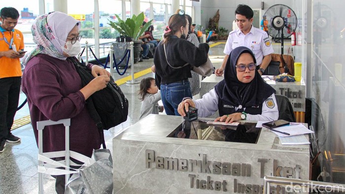 May Day, 12 Kereta Api Jarak Jauh Berhenti di Stasiun Jatinegara Sejumlah penumpang menanti kereta api di ruang tunggu Stasiun Jatinegara, Jakarta Timur, Jumat (1/5/2026). Total 12 KA jarak jauh berakhir sementara.
