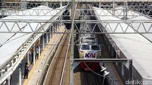 May Day, 12 Kereta Api Jarak Jauh Berhenti di Stasiun Jatinegara