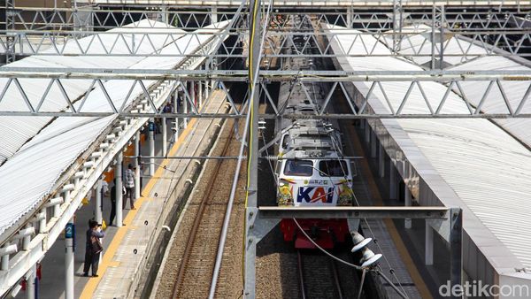 May Day, 12 Kereta Api Jarak Jauh Berhenti di Stasiun Jatinegara
