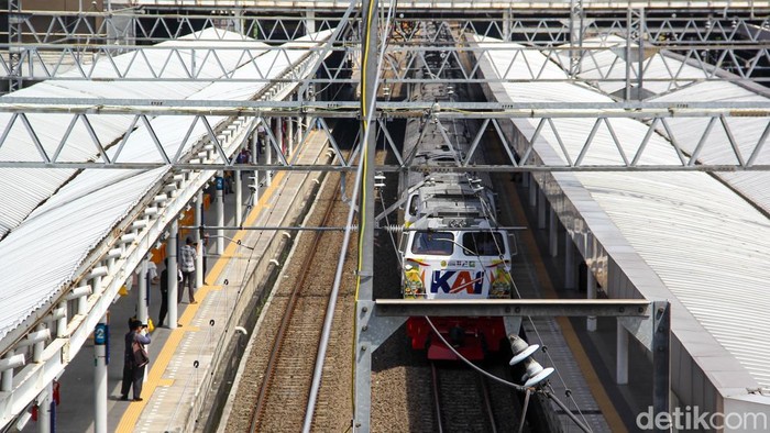 May Day, 12 Kereta Api Jarak Jauh Berhenti di Stasiun Jatinegara Sejumlah penumpang menanti kereta api di ruang tunggu Stasiun Jatinegara, Jakarta Timur, Jumat (1/5/2026). Total 12 KA jarak jauh berakhir sementara.