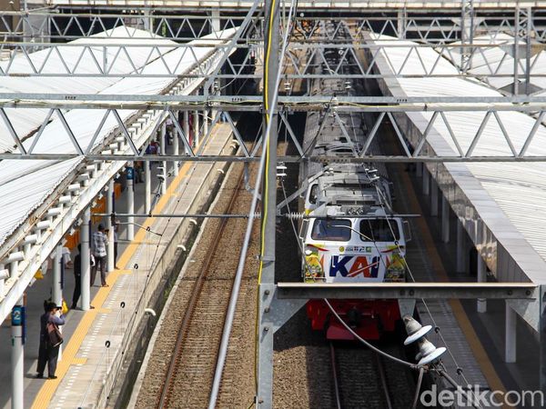 May Day, 12 Kereta Api Jarak Jauh Berhenti di Stasiun Jatinegara