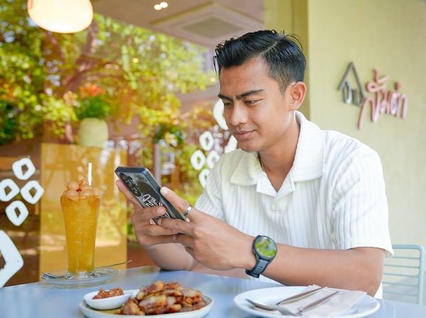 Momen Kulineran Pratama Arhan saat Wisuda hingga Makan di Rumah