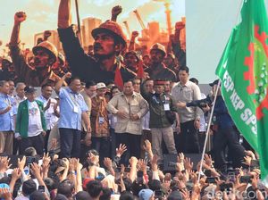 Video: Momen Prabowo Geser Paspampres saat Salaman dengan Buruh di Monas