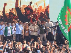 Video: Momen Prabowo Geser Paspampres saat Salaman dengan Buruh di Monas