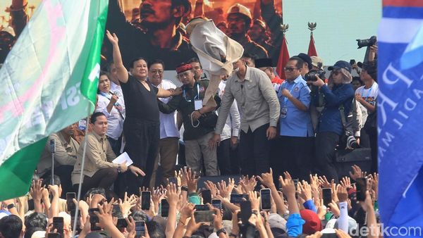 Momen Prabowo Subianto Buka dan Lempar Baju Safari ke Buruh di Monas