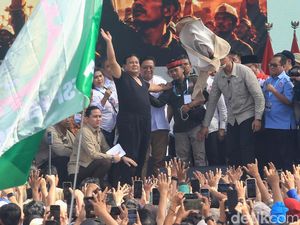 Momen Prabowo Subianto Buka dan Lempar Baju Safari ke Buruh di Monas