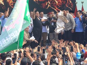 Video: Massa Aksi May Day Tinggalkan Kawasan Monas