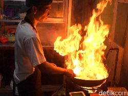 Kisah Bowo, Eks Chef Hotel di Balik Viralnya Nasgor UGD+ Ketintang