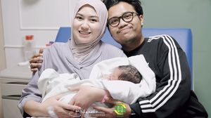 Momen Haru Ochi Rosdiana Melahirkan Bayi Laki-Laki