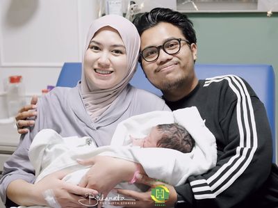 Momen Haru Ochi Rosdiana Melahirkan Bayi Laki-Laki