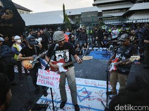 Gigs Band Meriahkan Aksi May Day di Kantor Gubernuran Semarang