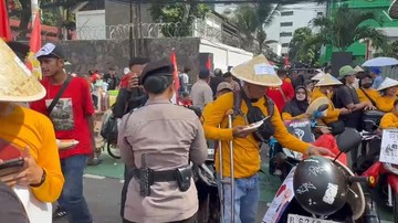 Polda Metro Bagikan Makanan ke Peserta May Day di Monas