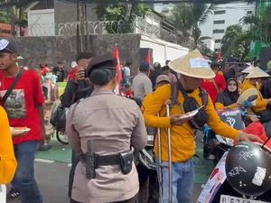 Polda Metro Bagikan Makanan ke Peserta May Day di Monas