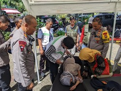 Brimob Polda Metro Evakuasi Warga Pingsan Saat Ikut May Day di Monas