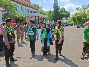 Momen Sejuk Polwan Bojonegoro Gendong-Dorong Kursi Roda Jemaah Haji Lansia
