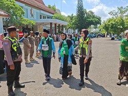 Momen Sejuk Polwan Bojonegoro Gendong-Dorong Kursi Roda Jemaah Haji Lansia