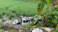 Terpental ke Sawah, Begini Kondisi Mobil Usai Tertabrak KA di Grobogan
