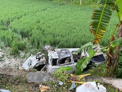 Ringsek Parah-Terpental ke Sawah, Ini Potret Mobil Tertabrak KA di Grobogan