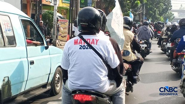 Potret pekerja dalam perjalanan menuju Monas, Jakarta Pusat.