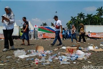 Potret Sampah Berserakan di Monas Pasca Peringatan May Day