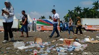 Potret Sampah Berserakan di Monas Pasca Peringatan May Day