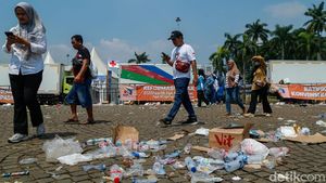 Potret Sampah Berserakan di Monas Pasca Peringatan May Day