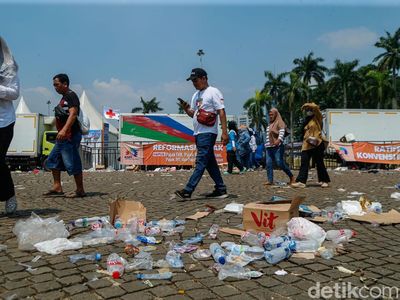 Potret Sampah Berserakan di Monas Pasca Peringatan May Day