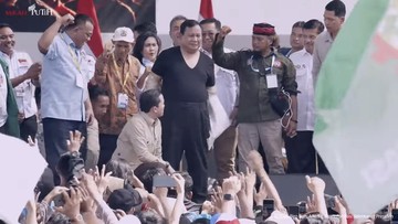 Momen Prabowo Buka Baju Safari lalu Lempar ke Massa Buruh di Monas