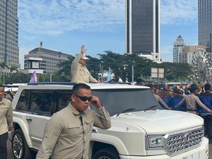 Prabowo Hadiri May Day di Monas, Sapa dan Salami Massa Buruh