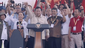 Momen Prabowo Kepal Tangan Bareng Buruh Saat Lagu Internasionale Diputar