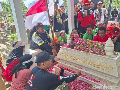 Ratusan Buruh di Nganjuk Ziarah ke Makam Marsinah