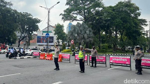 Jalan Darmo Ditutup Rekayasa Lalu Lintas Demo Buruh di Surabaya