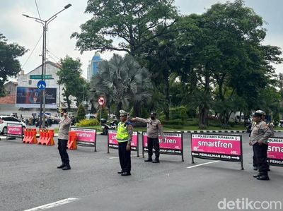 Jalan Darmo Ditutup Rekayasa Lalu Lintas Demo Buruh di Surabaya