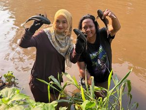 Ria Ricis Nyebur ke Kali Ciliwung Buat Tangkap Ikan Sapu-sapu