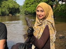 Ria Ricis Nyebur ke Kali Ciliwung, Ikut Buru Ikan Sapu-sapu