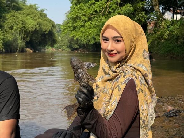 Gaya Ria Ricis Berantas Ikan Sapu-sapu, Hidung Baru Usai Oplas Bikin Salfok