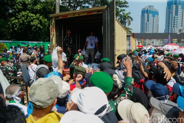 Berita dari Detik Finance: Buruh Berdesakan Saat Antre Sembako di Pintu Keluar Monas