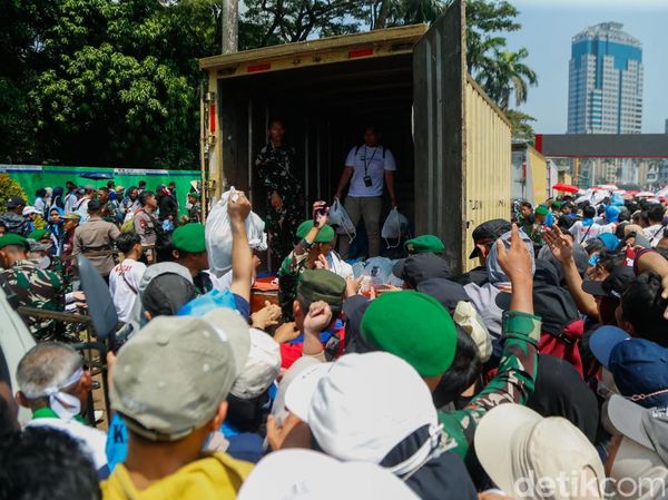 Buruh Berdesakan Saat Antre Sembako di Pintu Keluar Monas