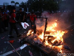 Video Massa Demo di DPR Sempat Bakar-bakar Lalu Bubar