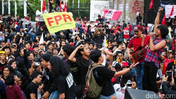 Saat Musik Warnai Aksi May Day di Depan DPR