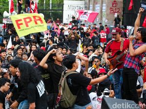 Saat Musik Warnai Aksi May Day di Depan DPR