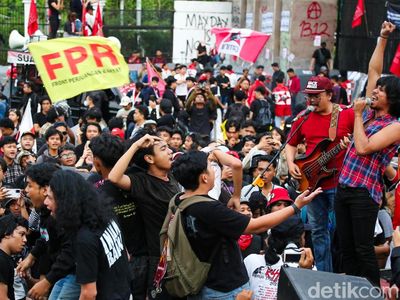 Saat Musik Warnai Aksi May Day di Depan DPR