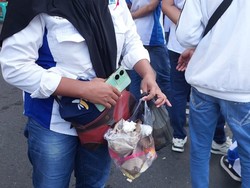 Walkot Agustina Puji Buruh Tertib Sampaikan Aspirasi-Bersihkan Sampah