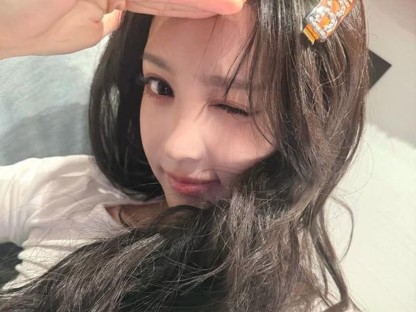 10 Potret Terbaru Tian Xiwei yang Cantik Seperti Boneka