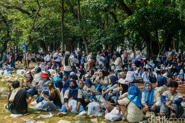 Pintu Keluar Monas Pasca Mayday Padat, Massa Pilih Ngadem Dulu