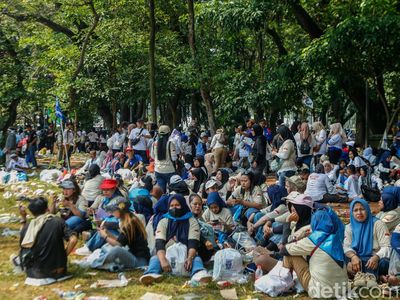 Pintu Keluar Monas Pasca Mayday Padat, Massa Pilih Ngadem Dulu