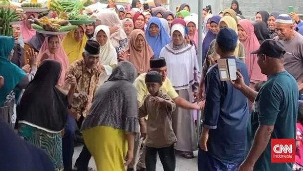 Warga Negeri Sepa, Kecamatan Amahai, Kabupaten Maluku Tengah, Maluku menggelar tradisi ‘Nahuwe’ atau pergi melihat cucu mereka berangkat ke tanah suci.