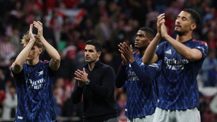 Soccer Football - UEFA Champions League - Semi Final - First Leg - Atletico Madrid v Arsenal - Riyadh Air Metropolitano, Madrid, Spain - April 29, 2026 Arsenals Martin Odegaard, manager Mikel Arteta, Cristhian Mosquera and William Saliba applaud fan